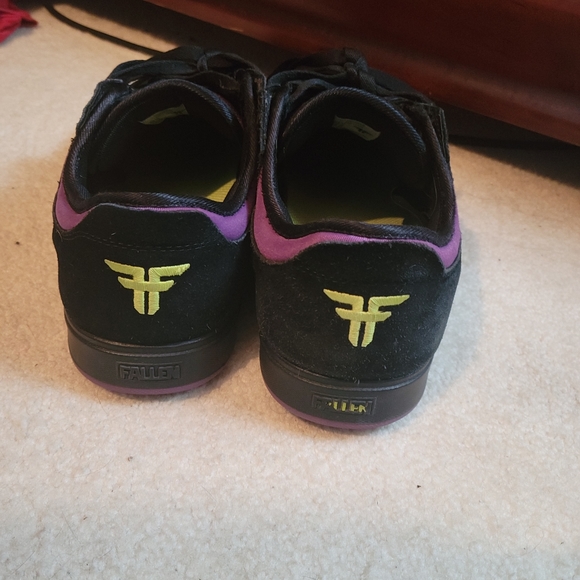 Fallen shoes - Picture 3 of 4